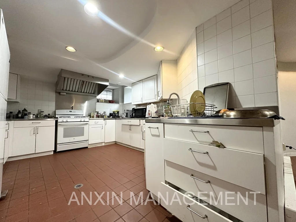 4 bed, 2 bath apartment for rent at 71 Gardner St Unit 1, Allston — photo 1 of 15