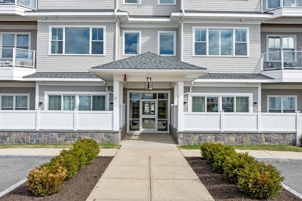 2 bed, 2 bath apartment for rent at 71 Greenwood Ave Unit 202, Swampscott — photo 5 of 39