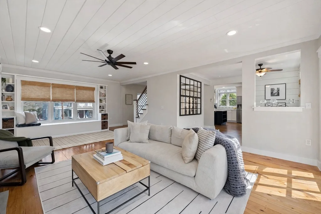 3 bed, 2 bath apartment for rent at 71 King St Unit 71, Swampscott — photo 4 of 20