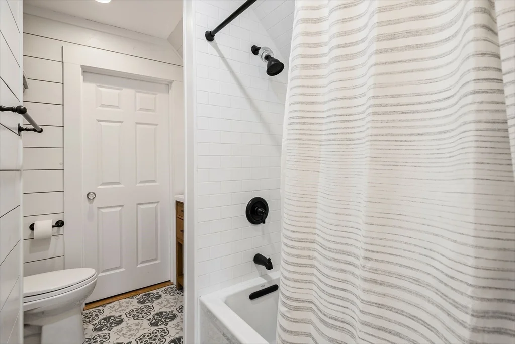 3 bed, 2 bath apartment for rent at 71 King St Unit 71, Swampscott — photo 17 of 20