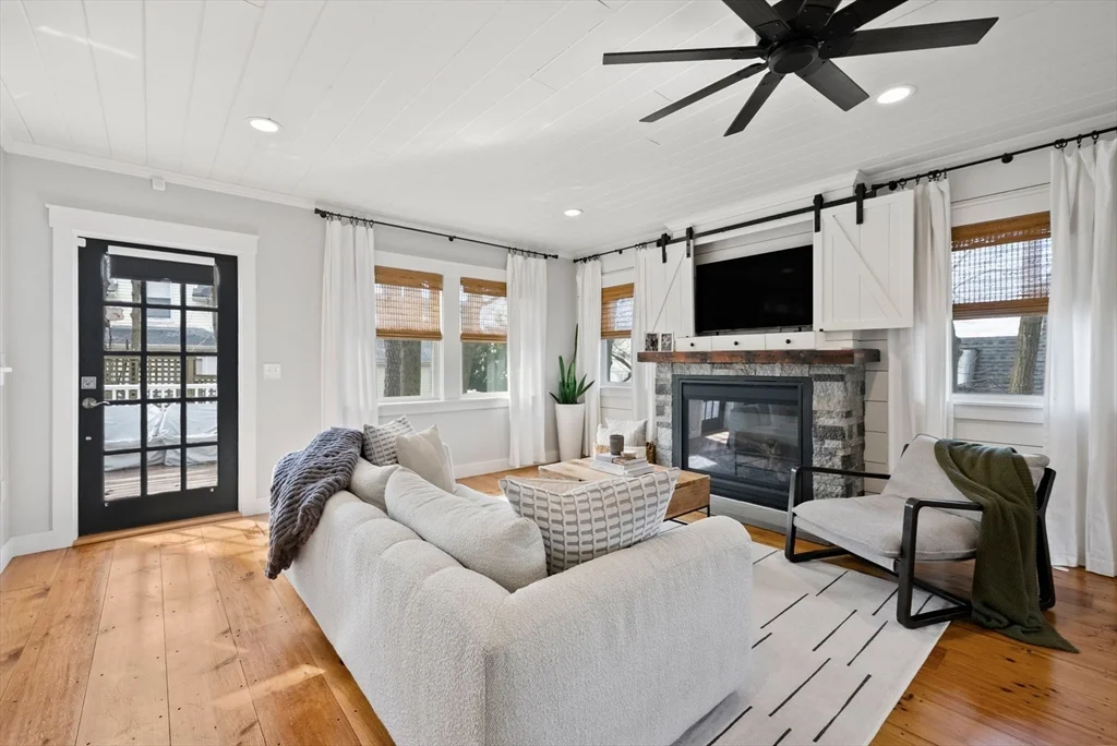 3 bed, 2 bath apartment for rent at 71 King St Unit 71, Swampscott — photo 2 of 20