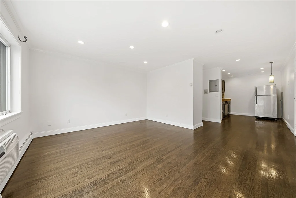 2 bed, 1 bath apartment for rent at 71 Oxford Ave Unit 3, Strawberry Hill — photo 3 of 16