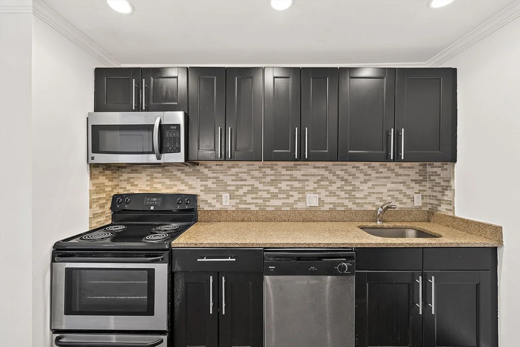 2 bed, 1 bath apartment for rent at 71 Oxford Ave Unit 3, Strawberry Hill — photo 6 of 16