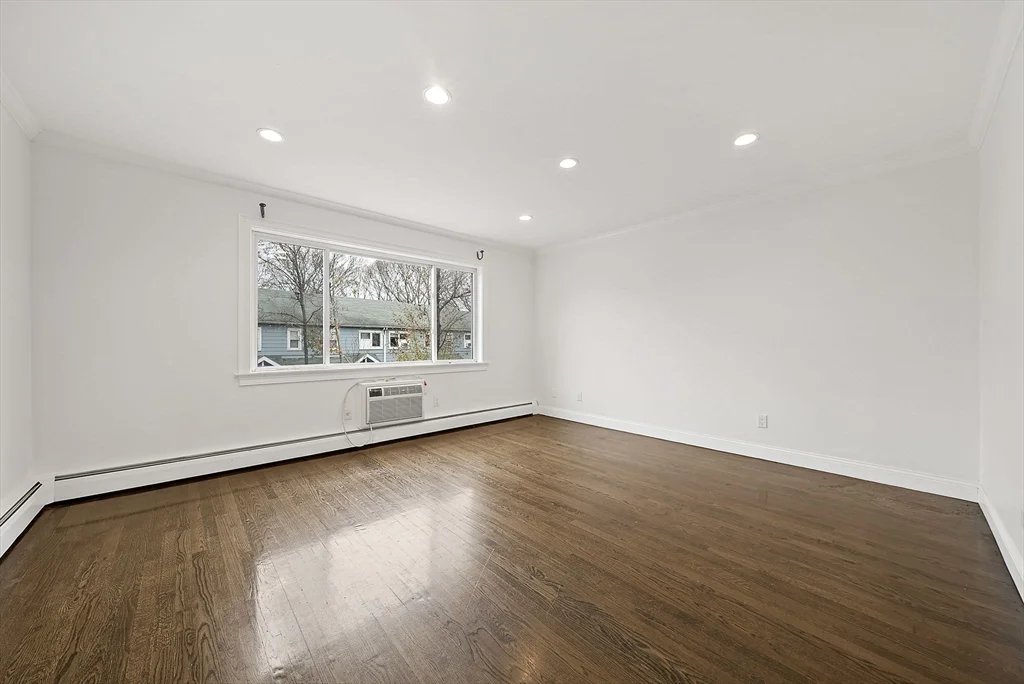 2 bed, 1 bath apartment for rent at 71 Oxford Ave Unit 3, Strawberry Hill — photo 4 of 16