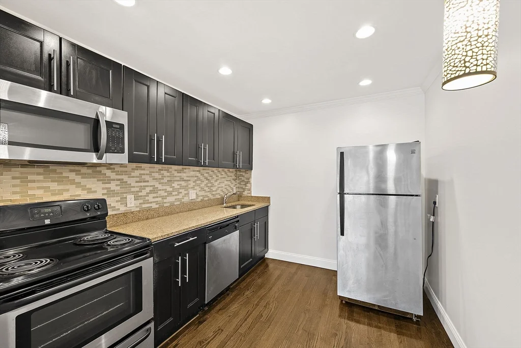 2 bed, 1 bath apartment for rent at 71 Oxford Ave Unit 3, Strawberry Hill — photo 5 of 16