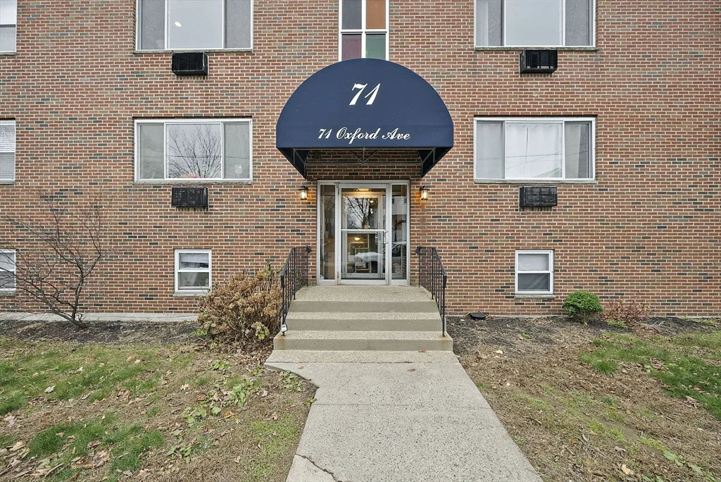 2 bed, 1 bath apartment for rent at 71 Oxford Ave Unit 3, Strawberry Hill — photo 2 of 16