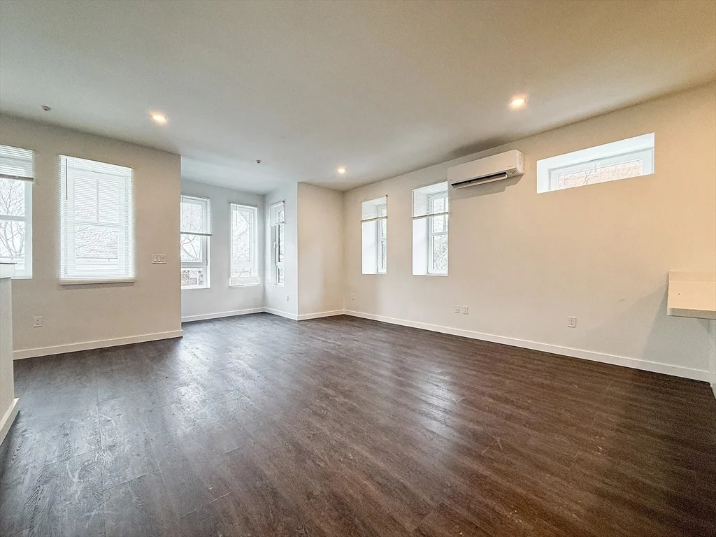 4 bed, 4+ bath apartment for rent at 71 Perrin St Unit 2, Roxbury — photo 4 of 17