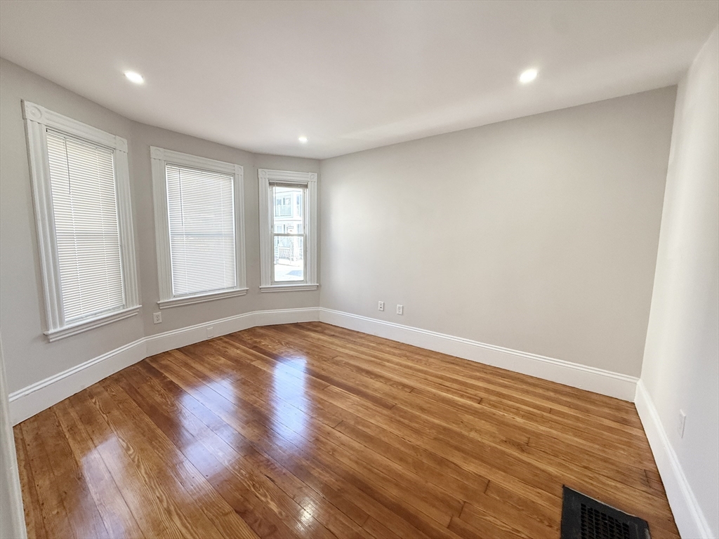 3 bed, 1 bath apartment for rent at 71 Saxton St Unit 1, Dorchester — photo 4 of 10