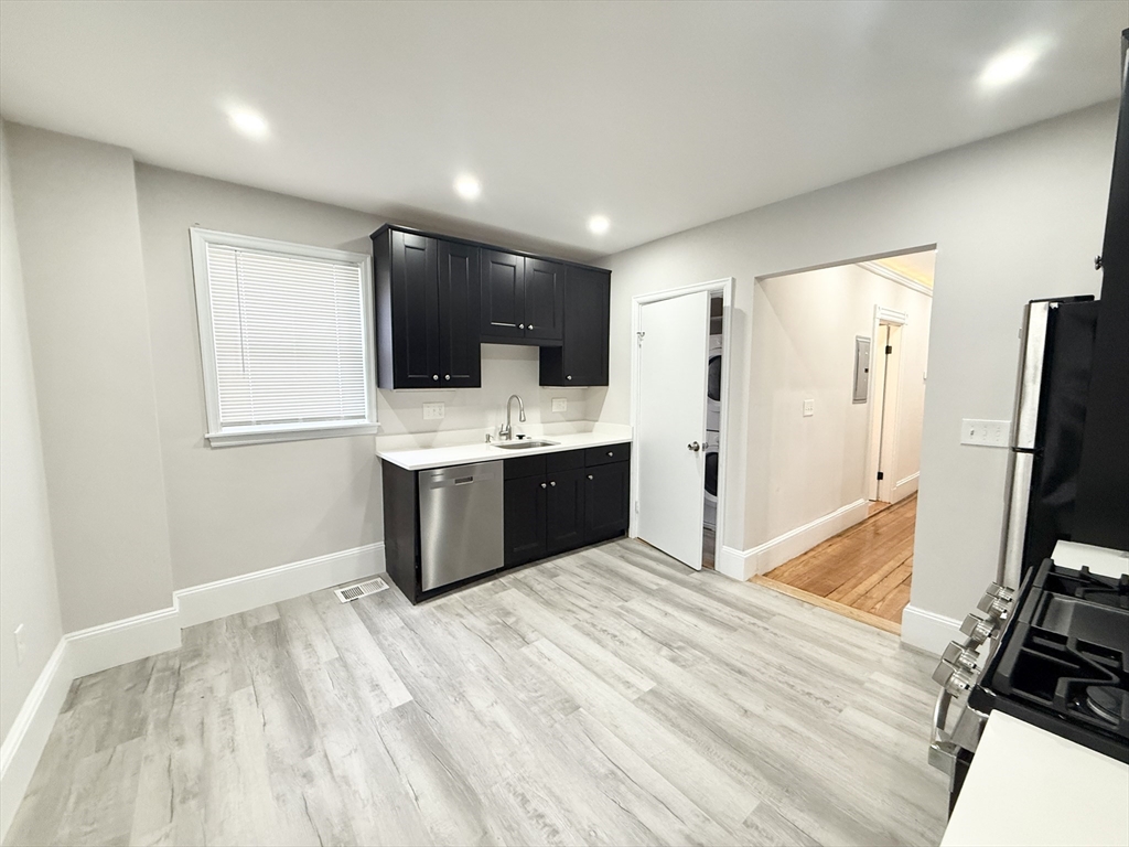 3 bed, 1 bath apartment for rent at 71 Saxton St Unit 1, Dorchester — photo 2 of 10