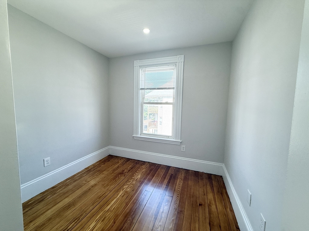 4 bed, 1 bath apartment for rent at 71 Saxton St Unit 3, Dorchester — photo 7 of 10