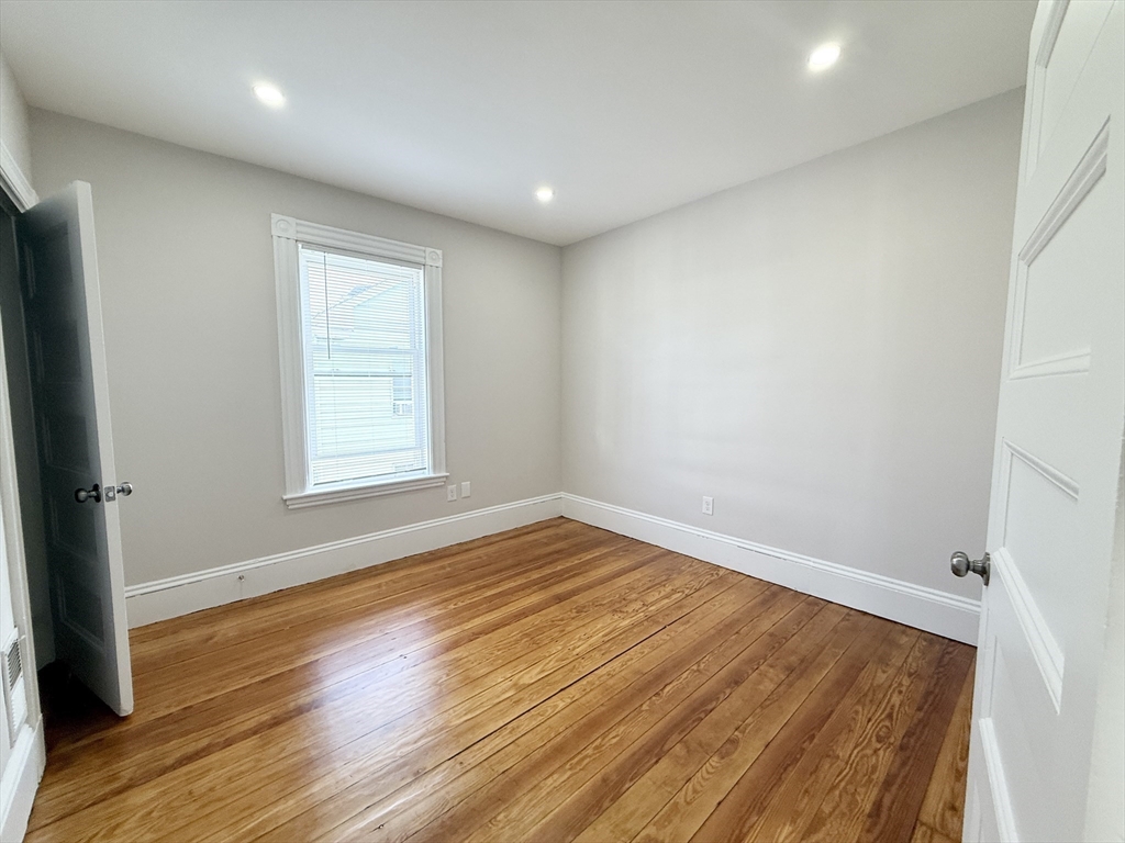 4 bed, 1 bath apartment for rent at 71 Saxton St Unit 3, Dorchester — photo 3 of 10