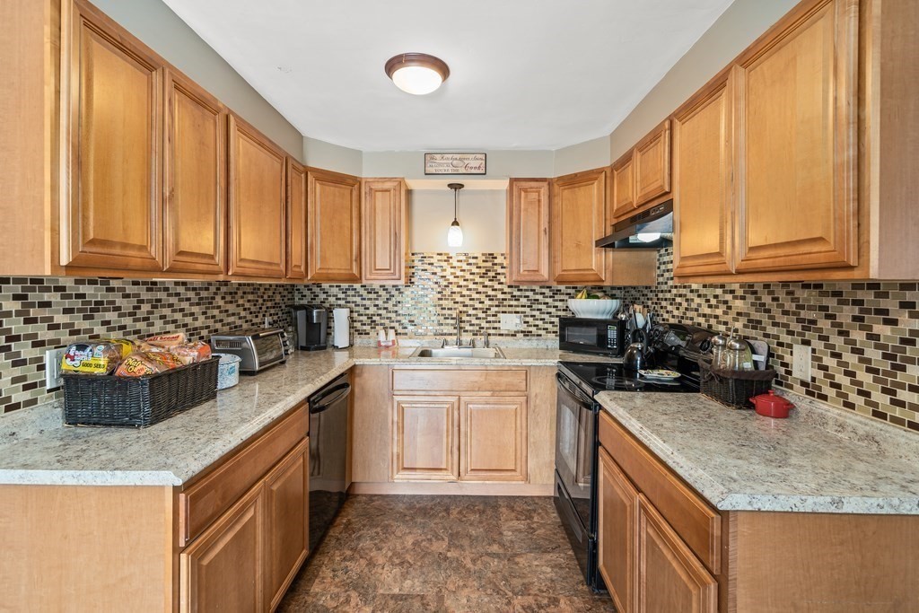 3 bed, 2.5 bath apartment for rent at 71 Silver Lake Ave Unit 71, Nonantum — photo 6 of 12