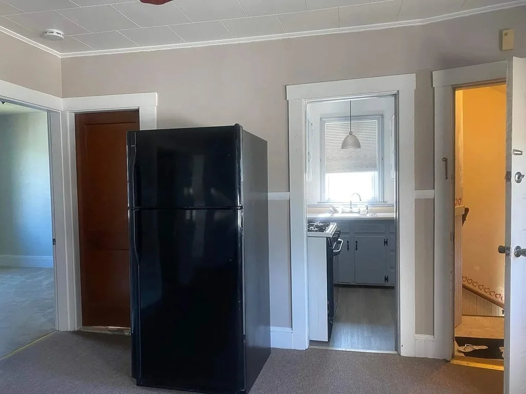 3 bed, 1 bath apartment for rent at 71 Sycamore St Unit 2, Fairhaven — photo 4 of 8