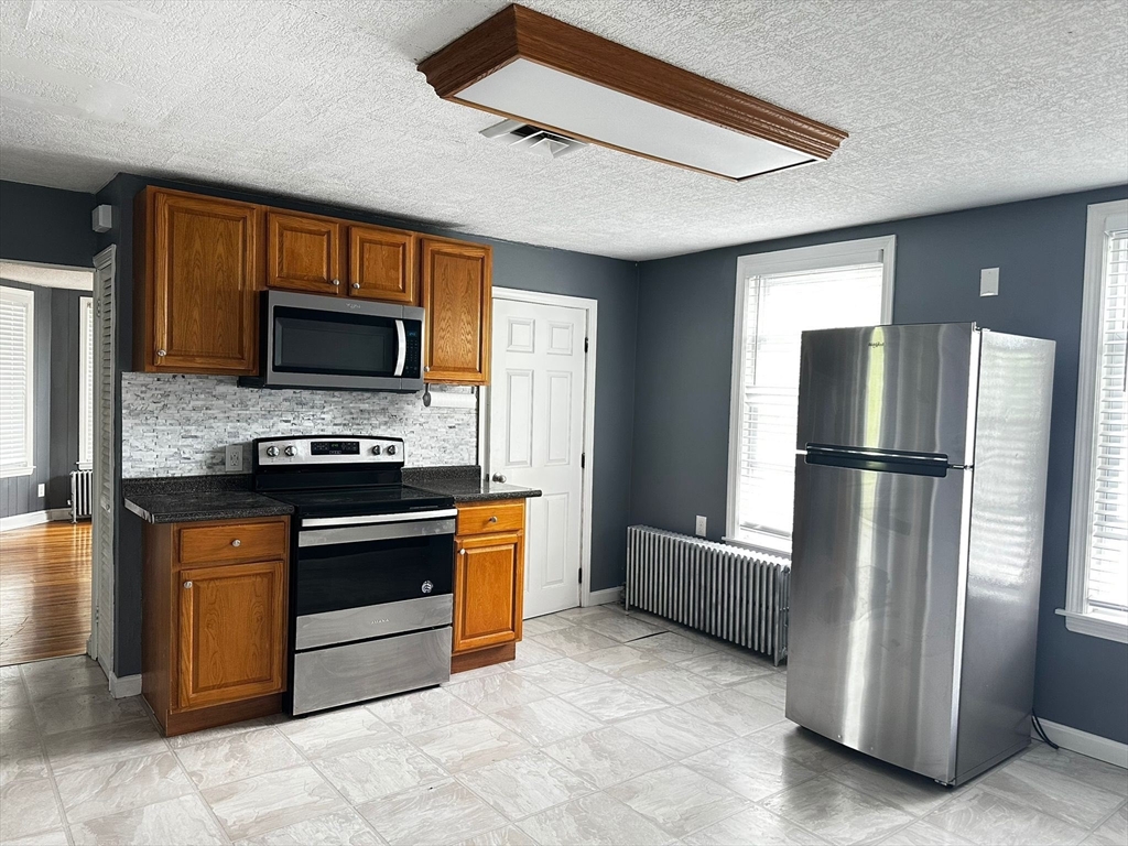 2 bed, 1 bath apartment for rent at 71 Thatcher St Unit 2, Brockton — photo 2 of 9