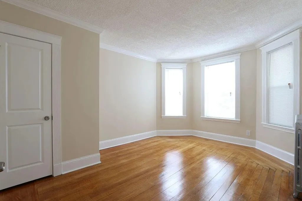 5 bed, 1 bath apartment for rent at 71 Walnut Park Unit 2, Roxbury — photo 5 of 6