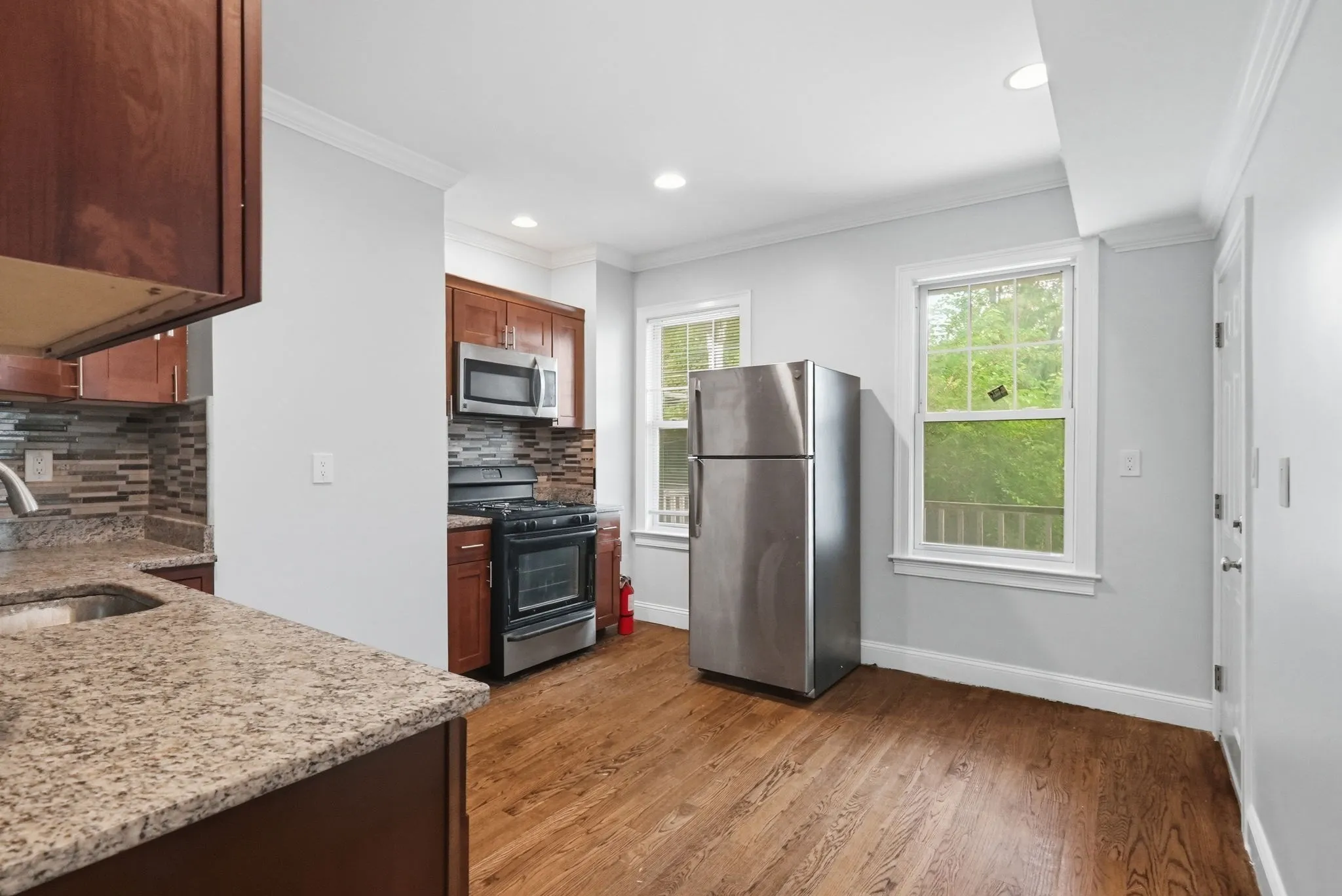 5 bed, 1 bath apartment for rent at 71 Walnut Park Unit 2, Roxbury — photo 3 of 12