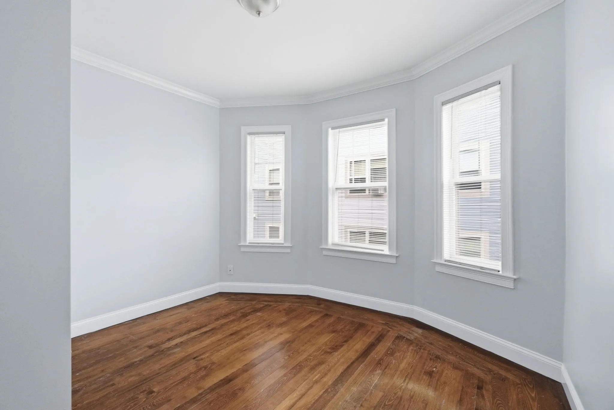 5 bed, 1 bath apartment for rent at 71 Walnut Park Unit 2, Roxbury — photo 11 of 12