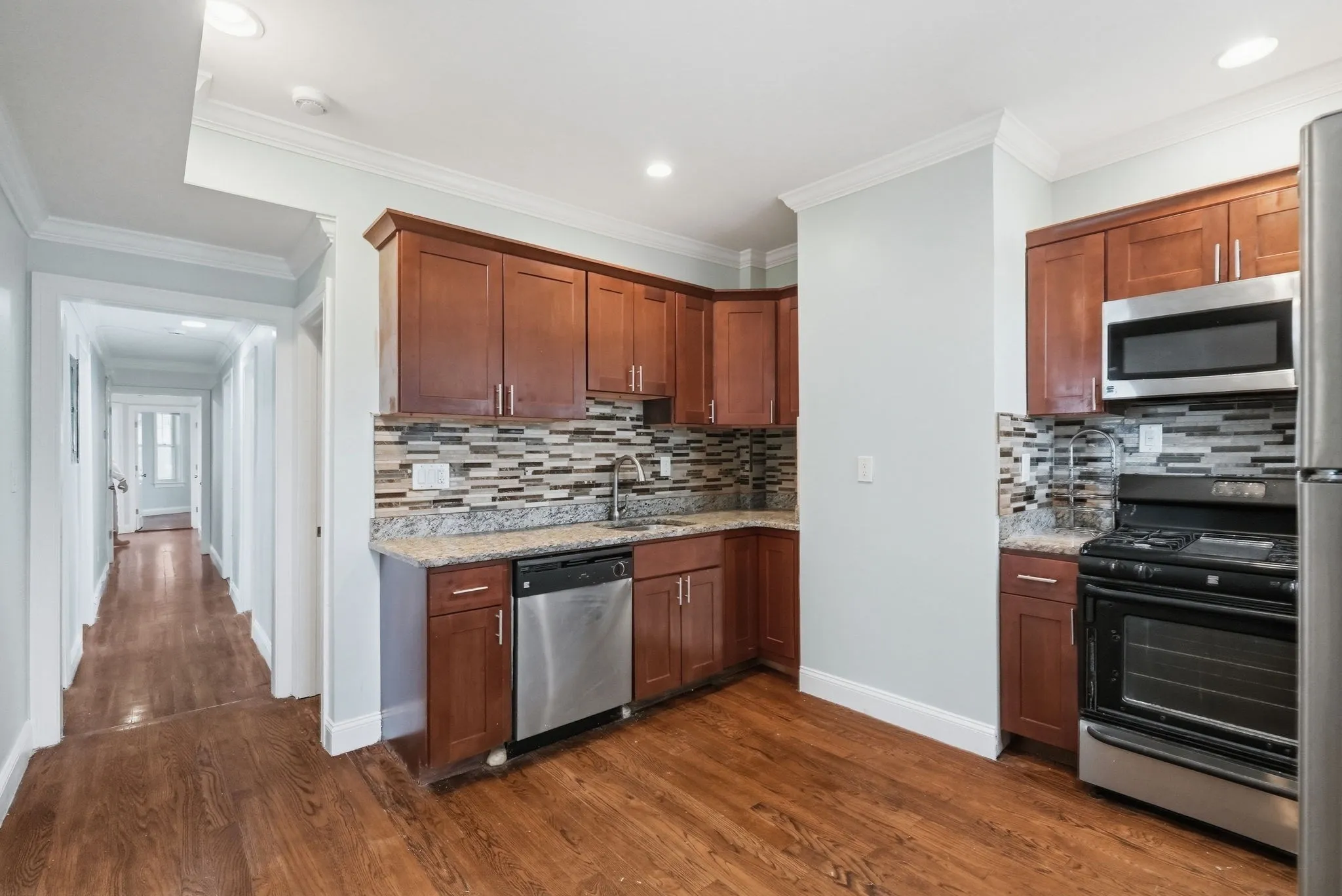 5 bed, 1 bath apartment for rent at 71 Walnut Park Unit 2, Roxbury — photo 5 of 12