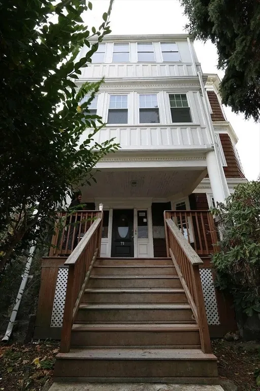 5 bed, 1 bath apartment for rent at 71 Walnut Park Unit 2, Roxbury — photo 6 of 6