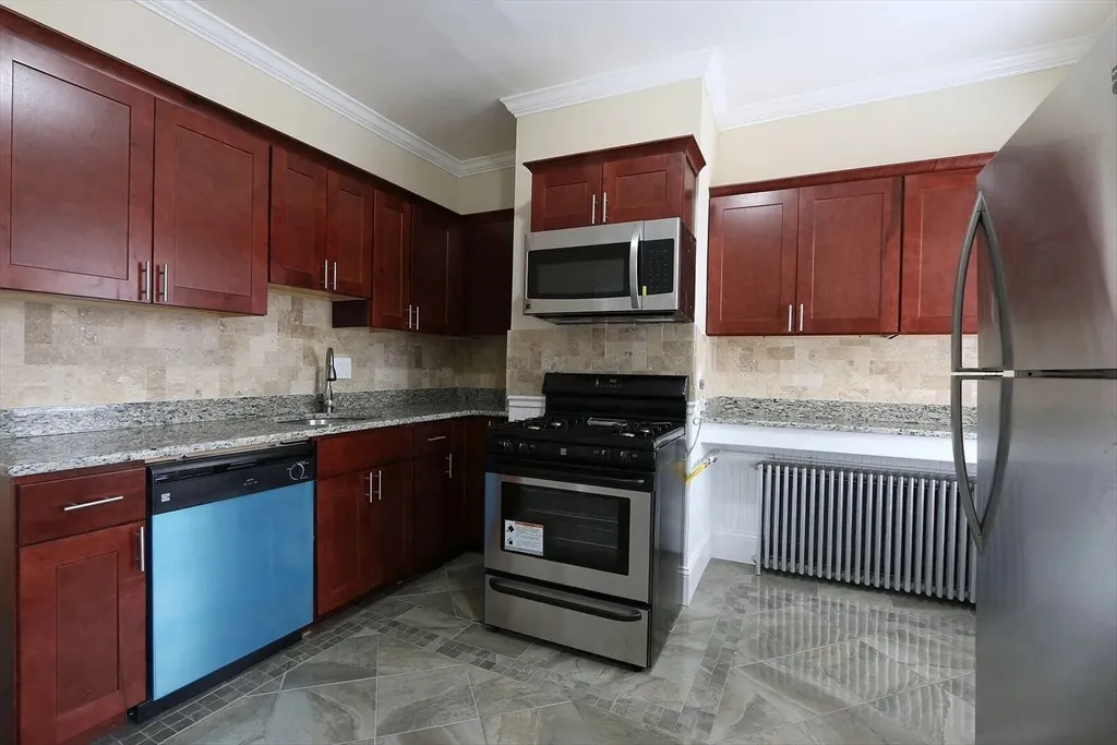 5 bed, 1 bath apartment for rent at 71 Walnut Park Unit 2, Roxbury — photo 2 of 6