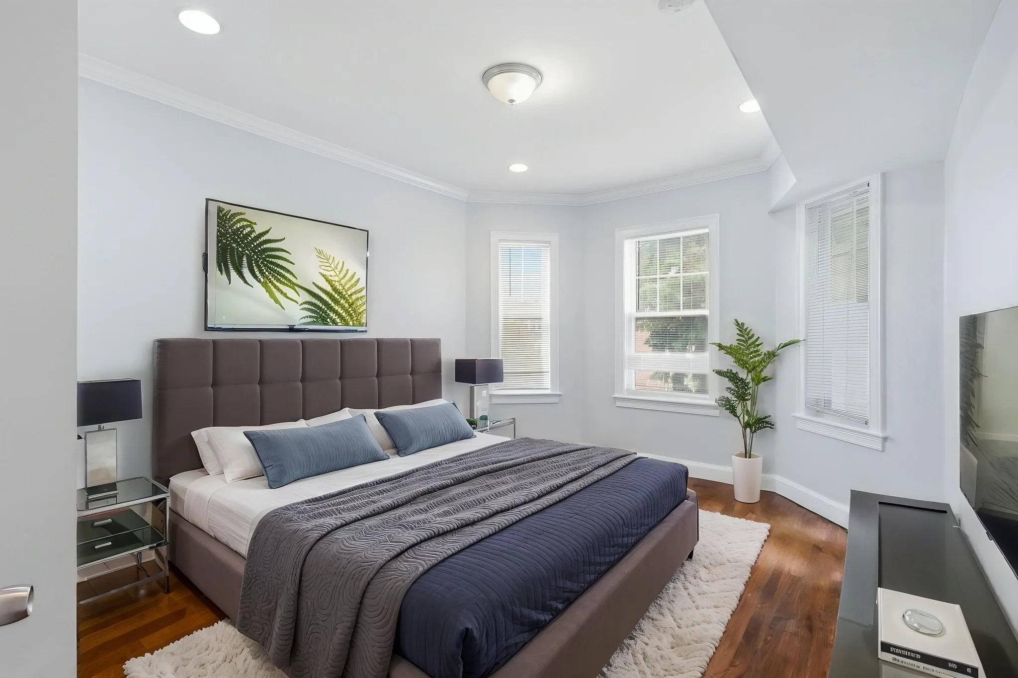 5 bed, 1 bath apartment for rent at 71 Walnut Park Unit 2, Roxbury — photo 7 of 12