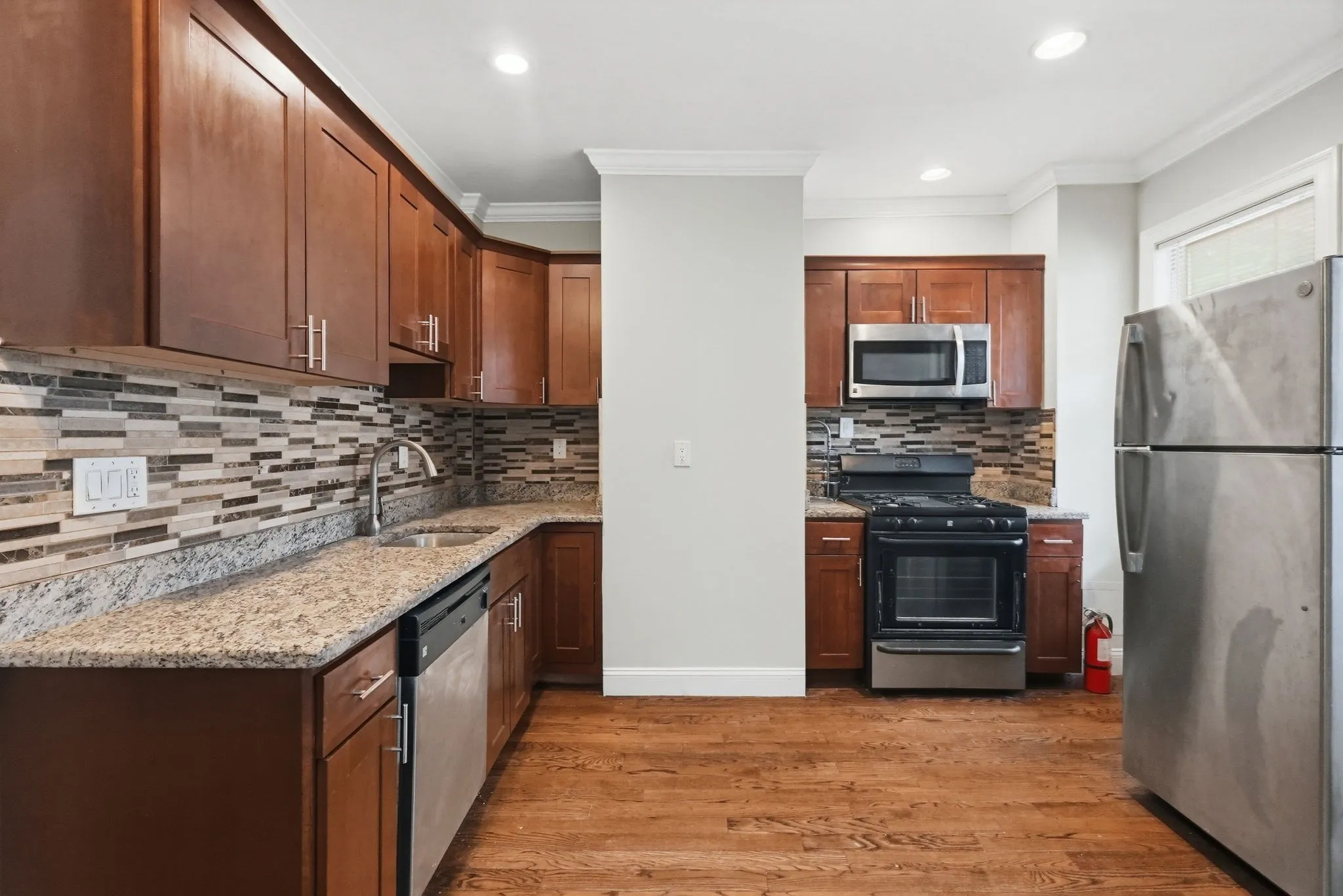 5 bed, 1 bath apartment for rent at 71 Walnut Park Unit 2, Roxbury — photo 4 of 12