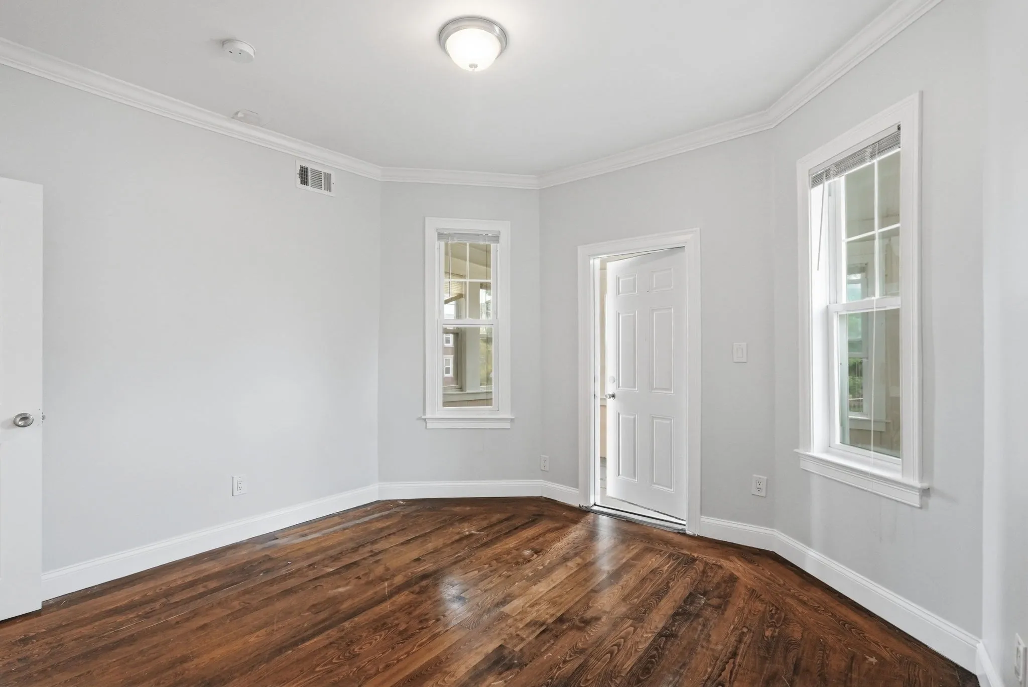 5 bed, 1 bath apartment for rent at 71 Walnut Park Unit 2, Roxbury — photo 9 of 12