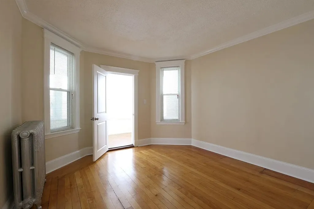 5 bed, 1 bath apartment for rent at 71 Walnut Park Unit 2, Roxbury — photo 3 of 6