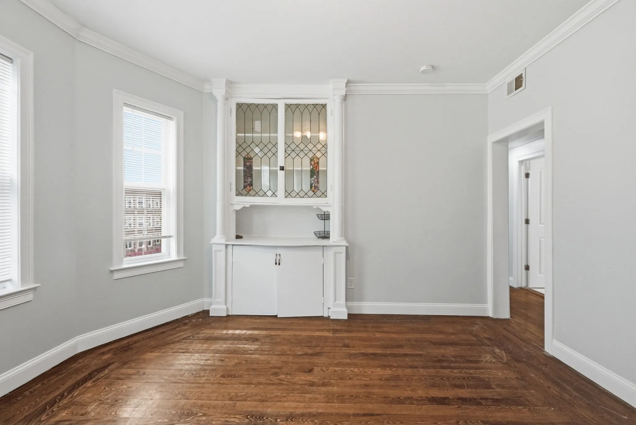 5 bed, 1 bath apartment for rent at 71 Walnut Park Unit 2, Roxbury — photo 6 of 12