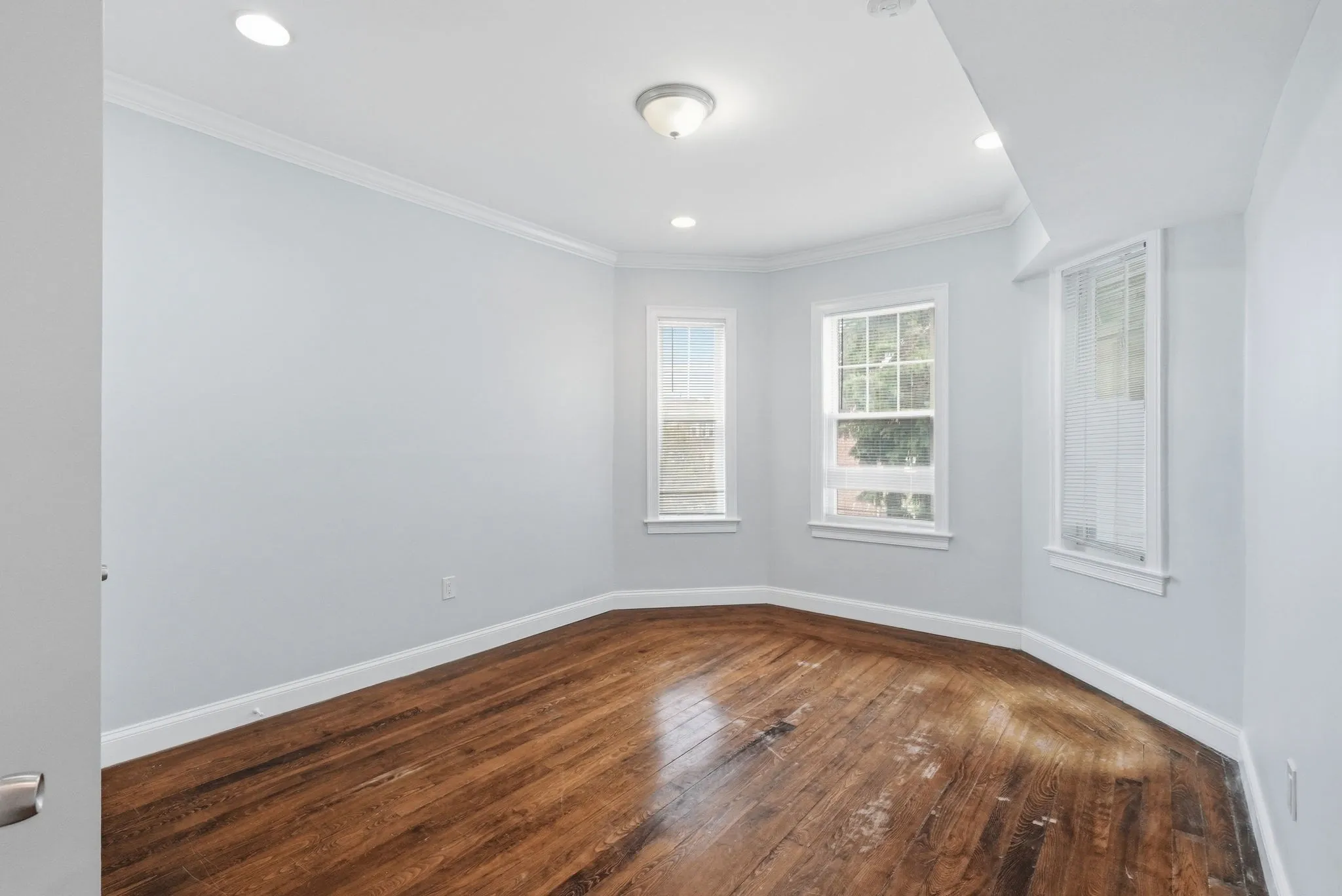 5 bed, 1 bath apartment for rent at 71 Walnut Park Unit 2, Roxbury — photo 8 of 12