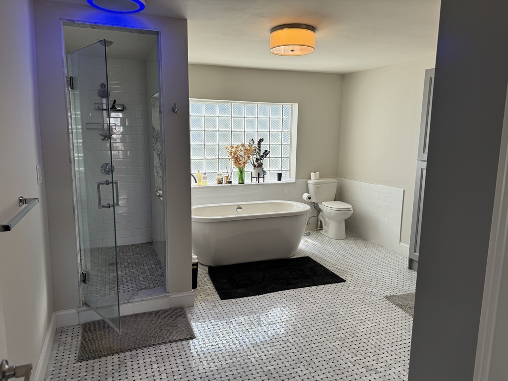 3 bed, 3 bath apartment for rent at 711 East 7th St Unit 7, South Boston — photo 10 of 16
