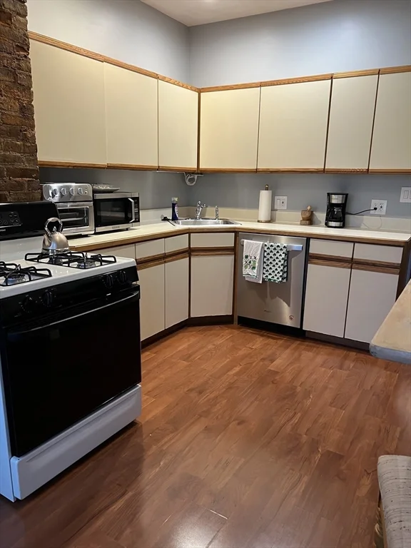 2 bed, 1 bath apartment for rent at 711 East Fifth St Unit 3, South Boston — photo 3 of 10