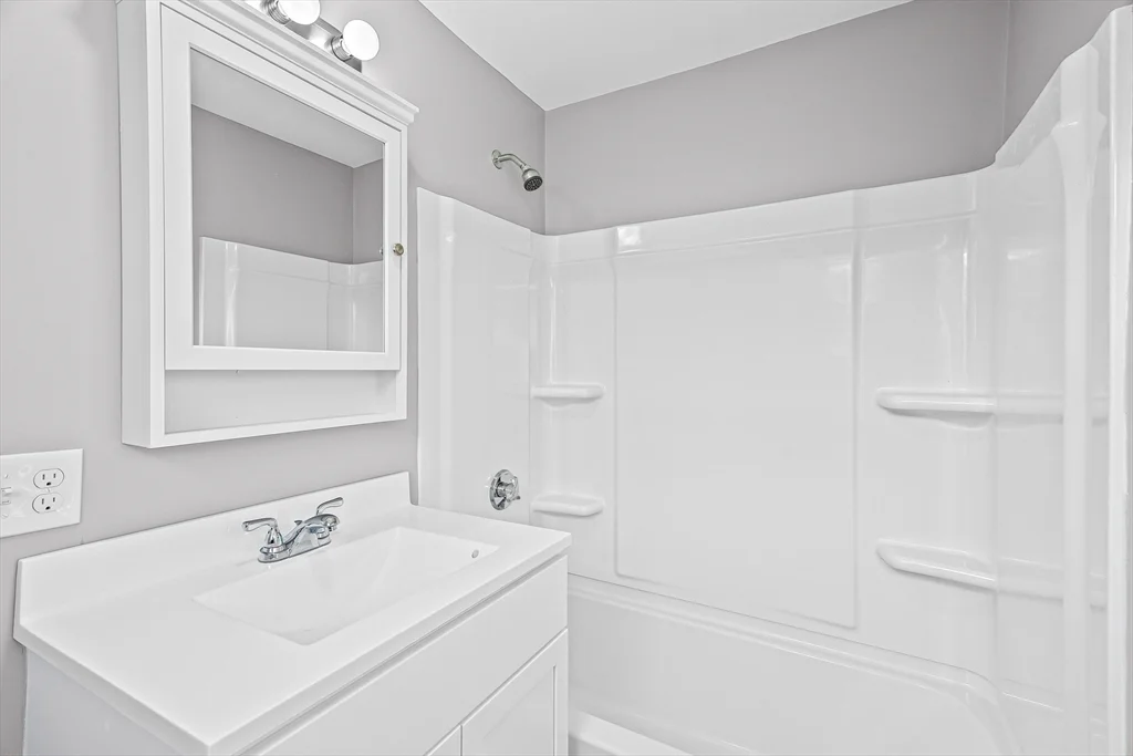 2 bed, 1 bath apartment for rent at 712 Eastern Ave Unit 1, Fall River — photo 8 of 13