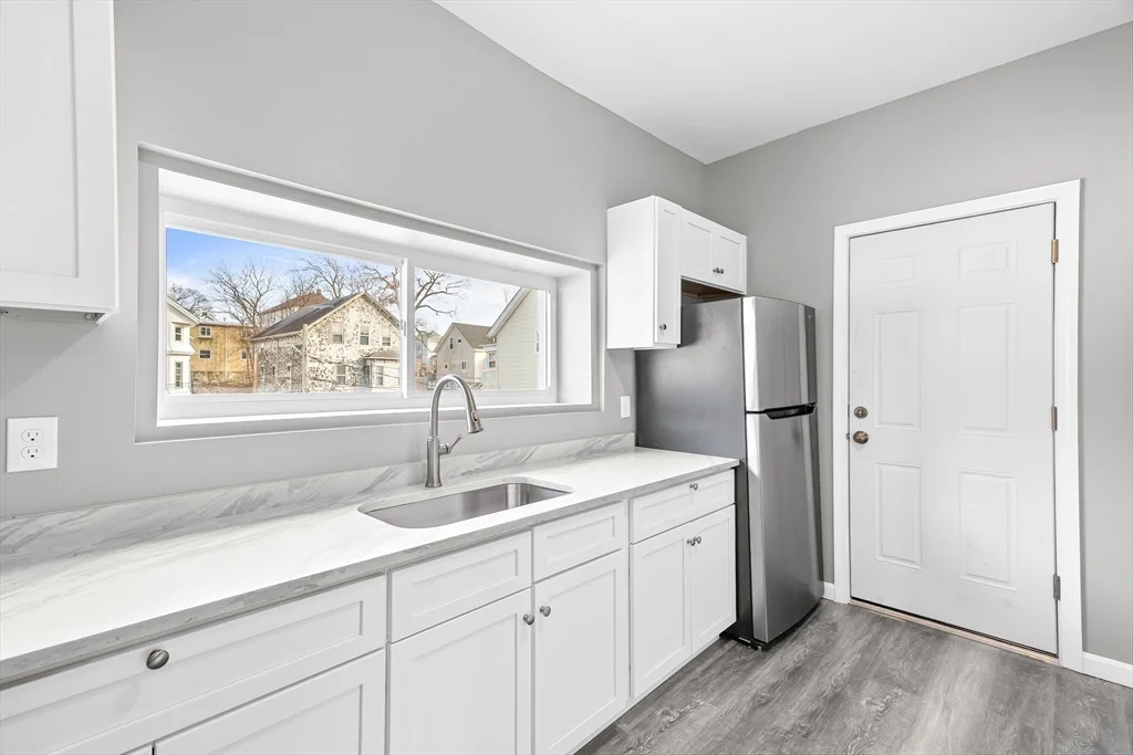 2 bed, 1 bath apartment for rent at 712 Eastern Ave Unit 3, Fall River — photo 2 of 13