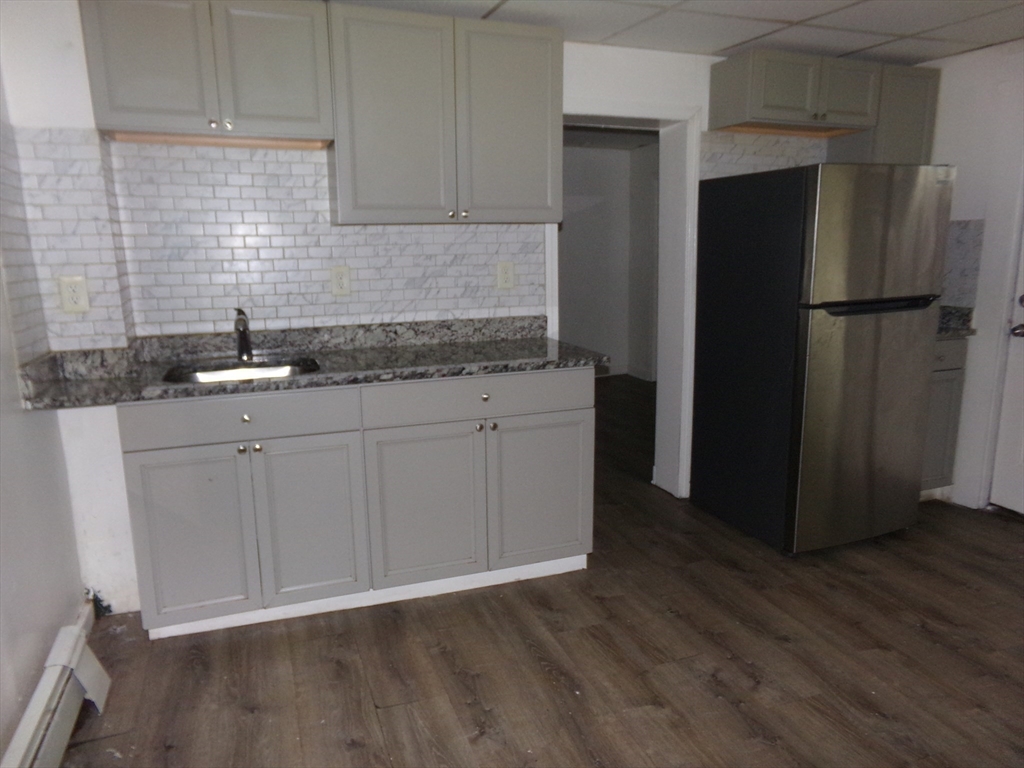 3 bed, 1 bath apartment for rent at 716 Lawrence St Unit 1, Lowell — photo 3 of 12