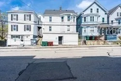 4 bed, 1 bath apartment for rent at 716 Lawrence St Unit 2, Lowell — photo 4 of 9