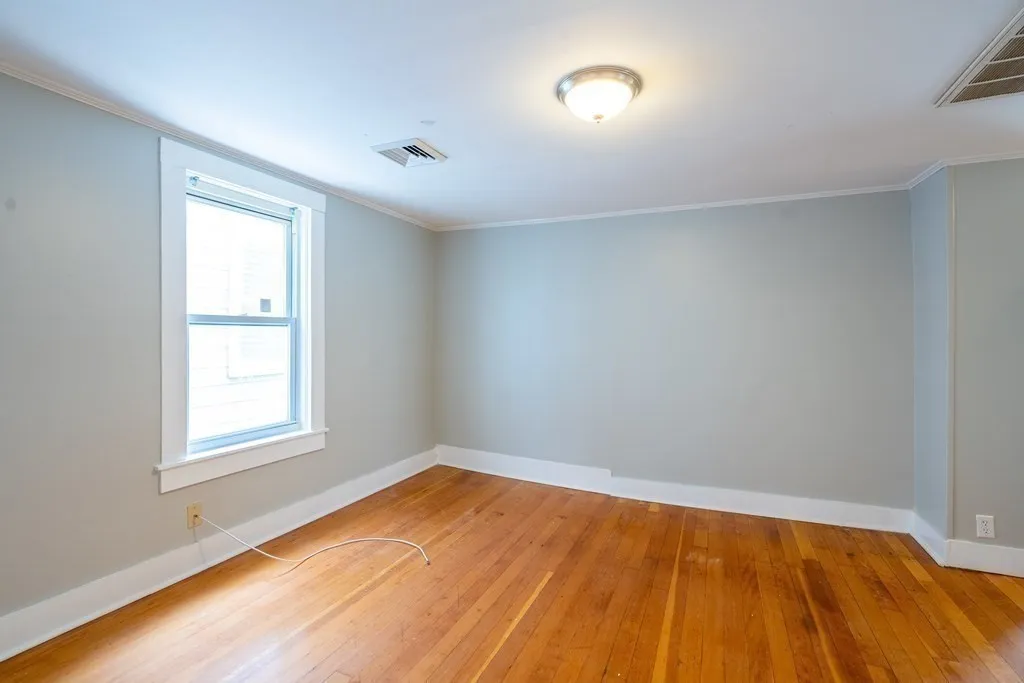 4 bed, 1 bath apartment for rent at 716 Lawrence St Unit 2, Lowell — photo 7 of 9