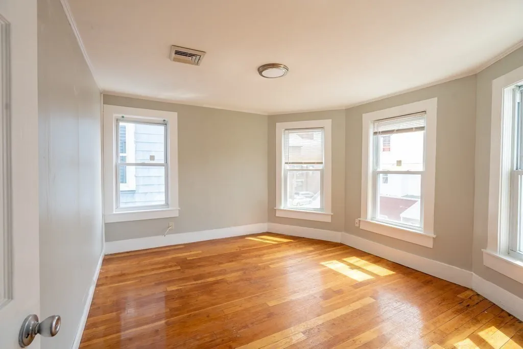 4 bed, 1 bath apartment for rent at 716 Lawrence St Unit 2, Lowell — photo 6 of 9
