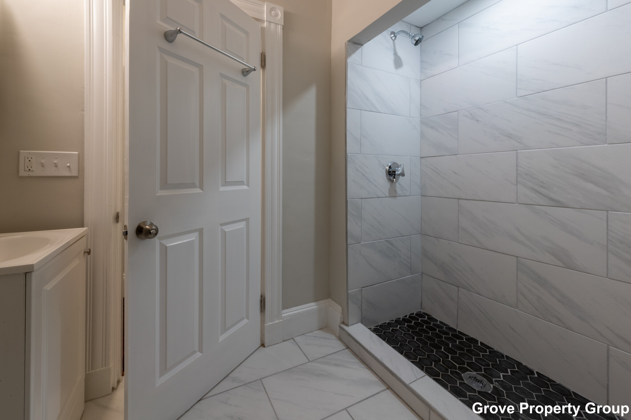 4 bed, 2 bath apartment for rent at 717 East 2nd St Unit 2, South Boston — photo 9 of 17
