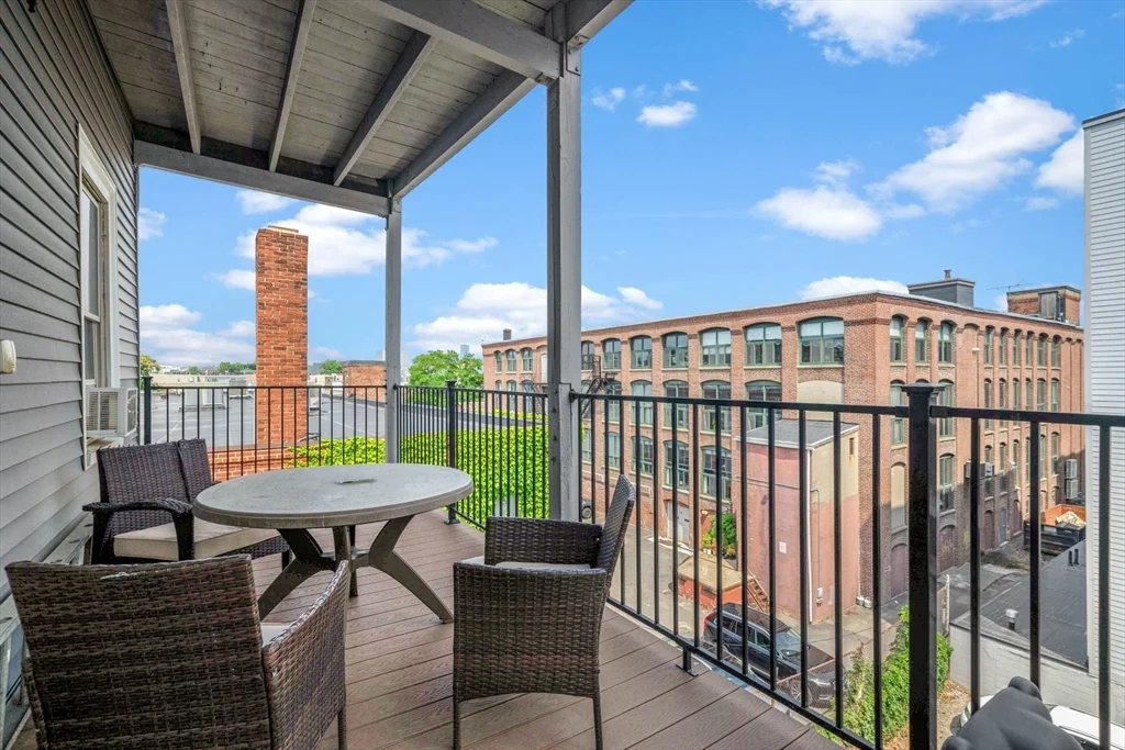 4 bed, 1 bath apartment for rent at 718 East 2nd St Unit 3, South Boston — photo 3 of 18