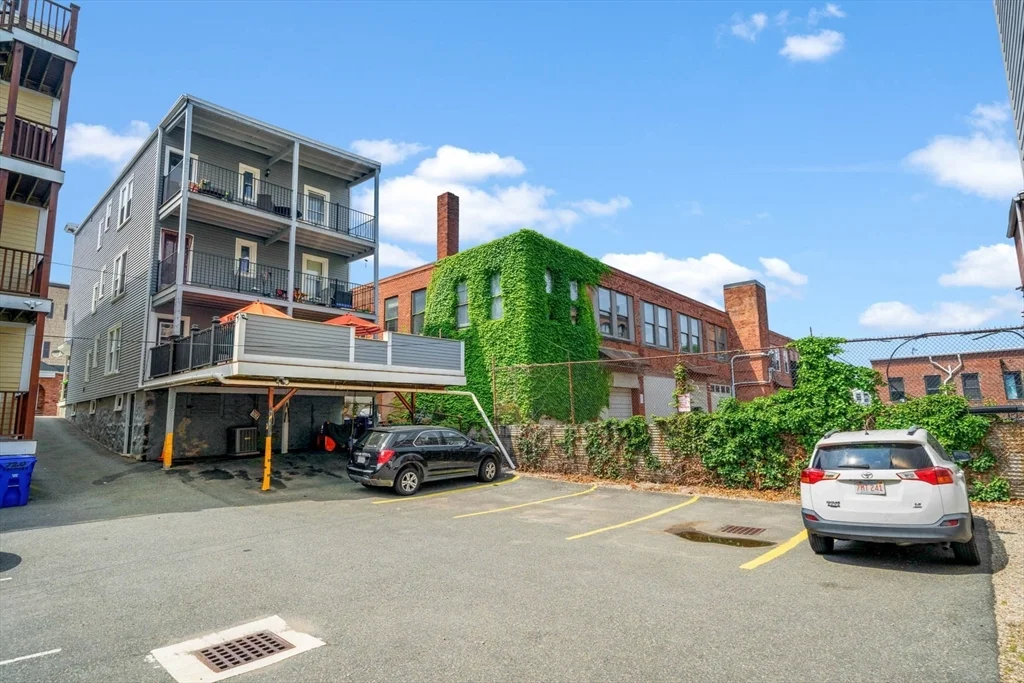 4 bed, 1 bath apartment for rent at 718 East 2nd St Unit 3, South Boston — photo 2 of 18