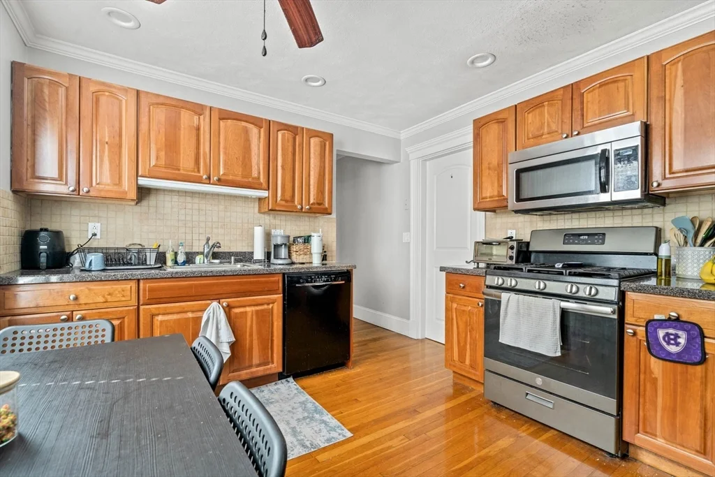 4 bed, 1 bath apartment for rent at 718 East 2nd St Unit 3, South Boston — photo 5 of 18