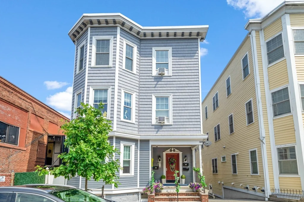 4 bed, 1 bath apartment for rent at 718 East 2nd St Unit 3, South Boston — photo 1 of 18