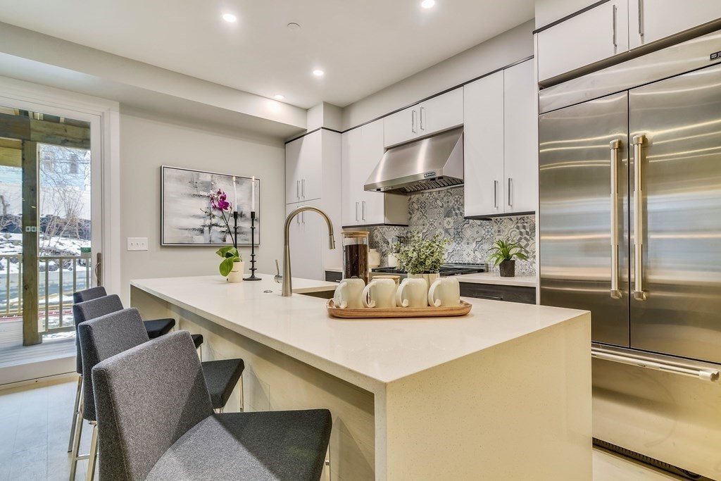 4 bed, 2 bath apartment for rent at 719 E 2nd St Unit 1, South Boston — photo 9 of 30