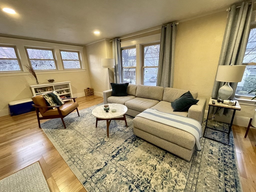 3 bed, 1 bath apartment for rent at 72 Beaconsfield Rd Unit upper, Aspinwall Hill — photo 3 of 17