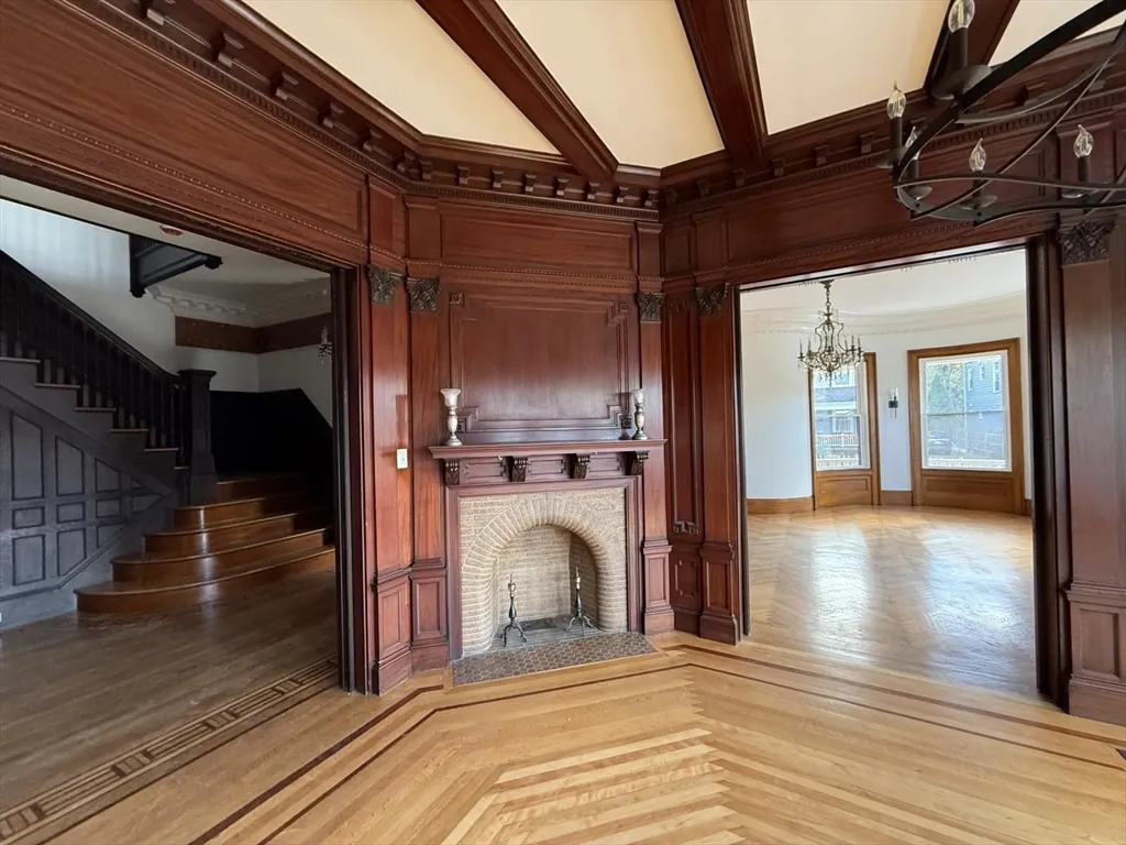 6 bed, 2 bath apartment for rent at 72 Belmont St Unit 1, Fall River — photo 5 of 20
