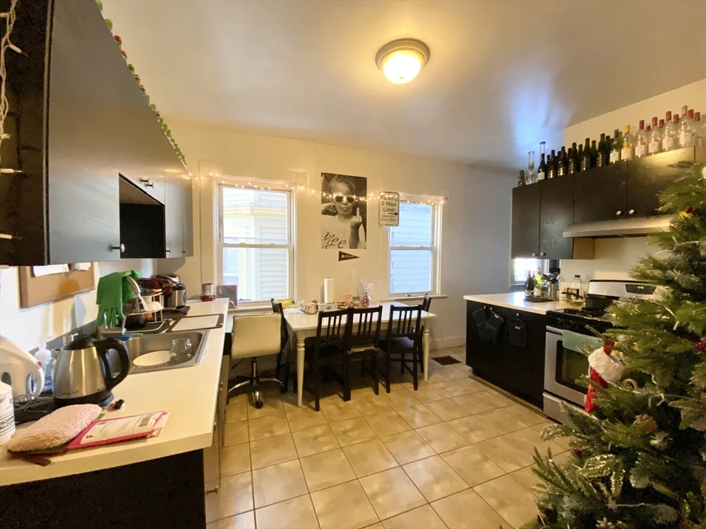 4 bed, 1 bath apartment for rent at 72 Calumet St Unit 1, Mission Hill — photo 2 of 8