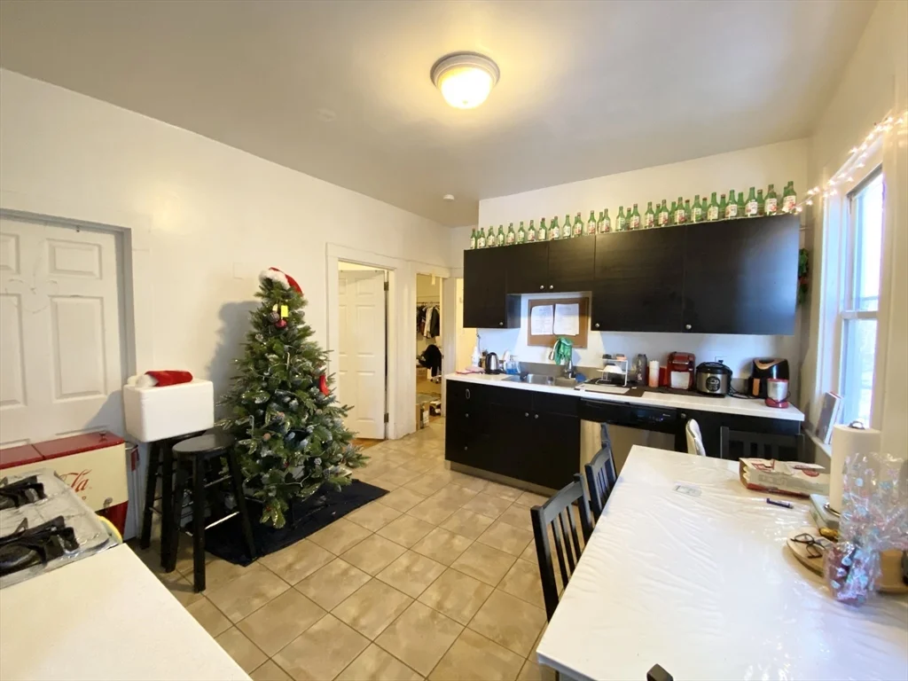 4 bed, 1 bath apartment for rent at 72 Calumet St Unit 1, Mission Hill — photo 3 of 8
