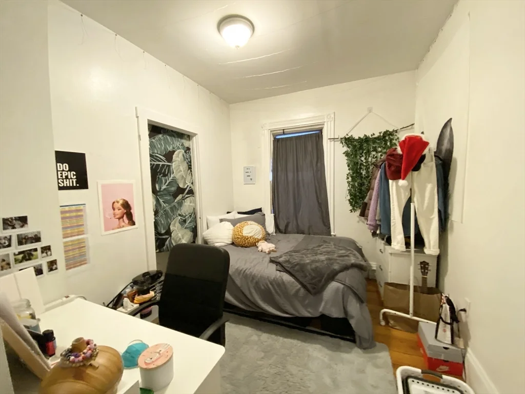 4 bed, 1 bath apartment for rent at 72 Calumet St Unit 1, Mission Hill — photo 4 of 8