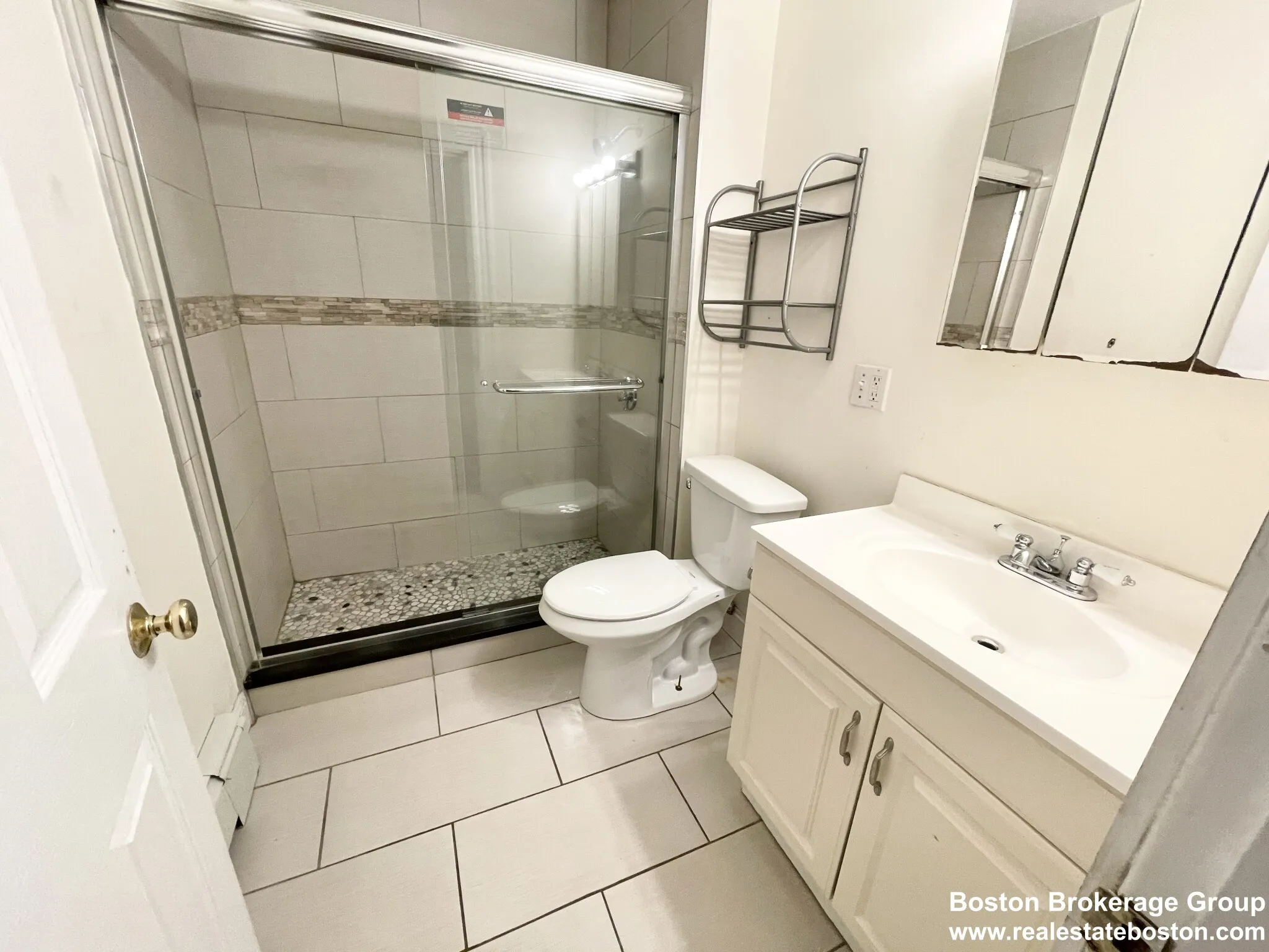 4 bed, 1 bath apartment for rent at 72 Calumet St Unit 2, Mission Hill — photo 3 of 5